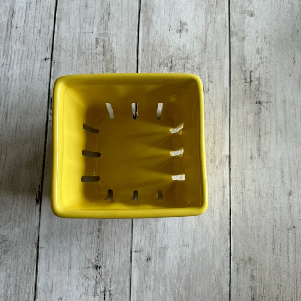 PREOWNED SUR LA TABLE YELLOW PORCELAIN BERRY CONTAINER FRUIT BOWL